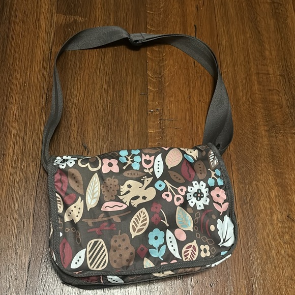 LeSportsac crossbody nylon purse bag - Picture 2 of 15